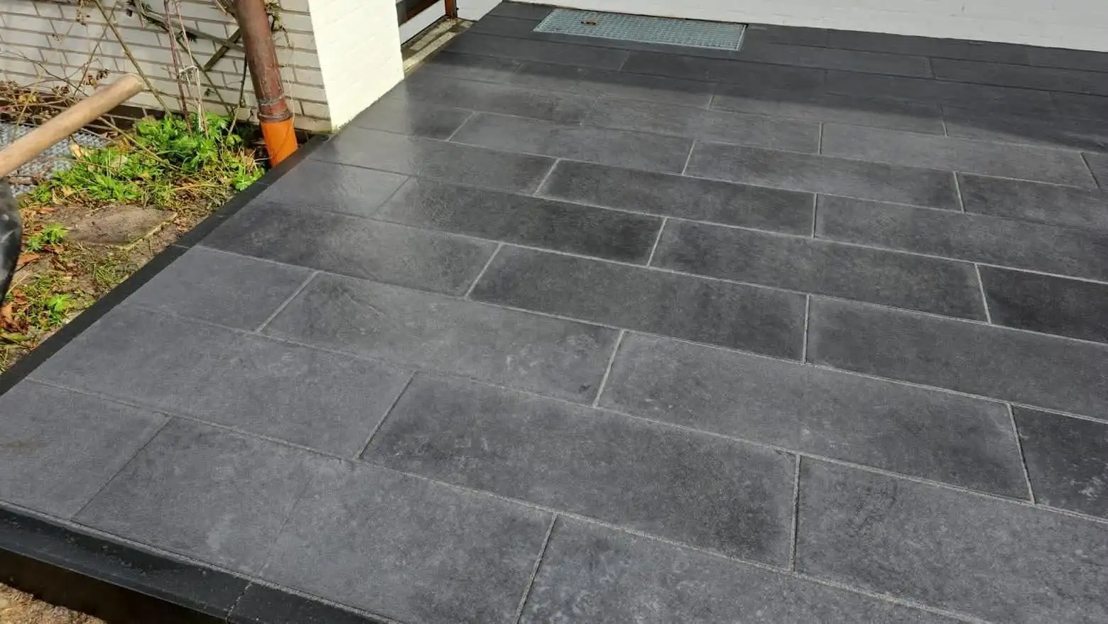 Terrasse aus großformatigen anthrazitfarbenen Platten