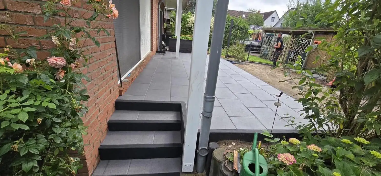 Terrasse mit Treppe aus grauen Platten